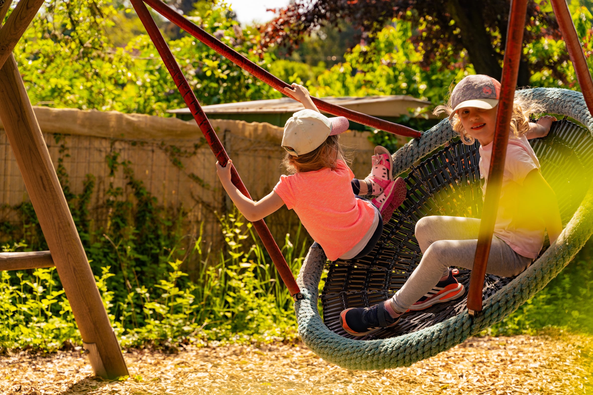 Kinder auf dem Spielplatz der Kita St. Aposteln