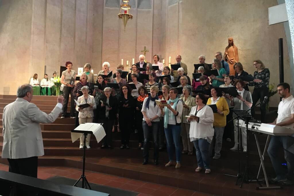 Chre der Pfarrei Sankt Bonifatius Frankfurt beim Singen