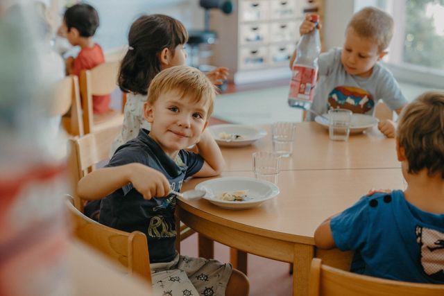 Kinder beim gemeinsamen Mittagessen in der Kita St. Wendel