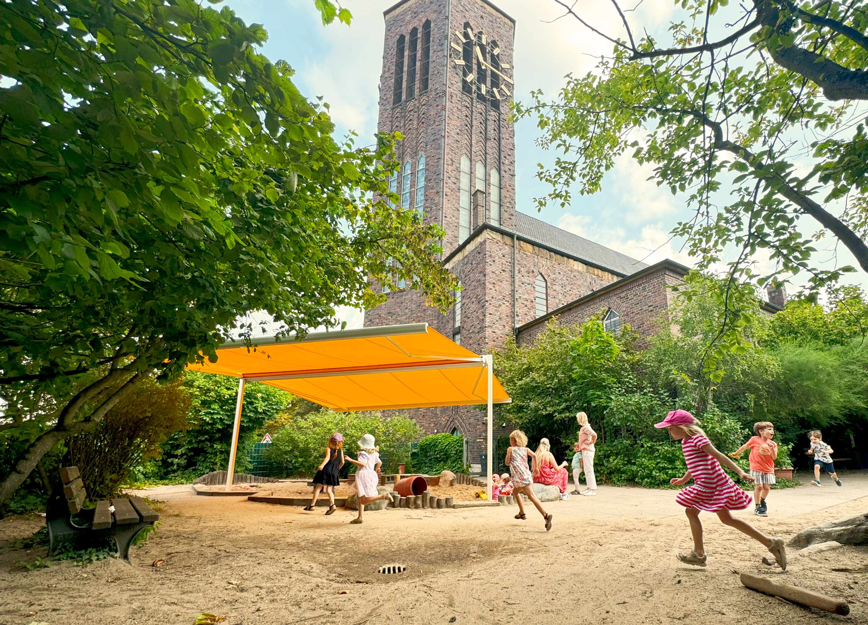 Kinder im Garten der Kita St. Bonifatius
