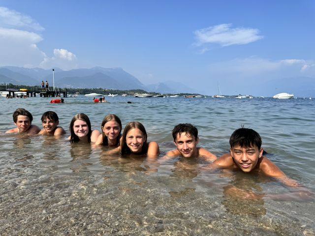 Kinder baden gemeinsam in einem klaren See
