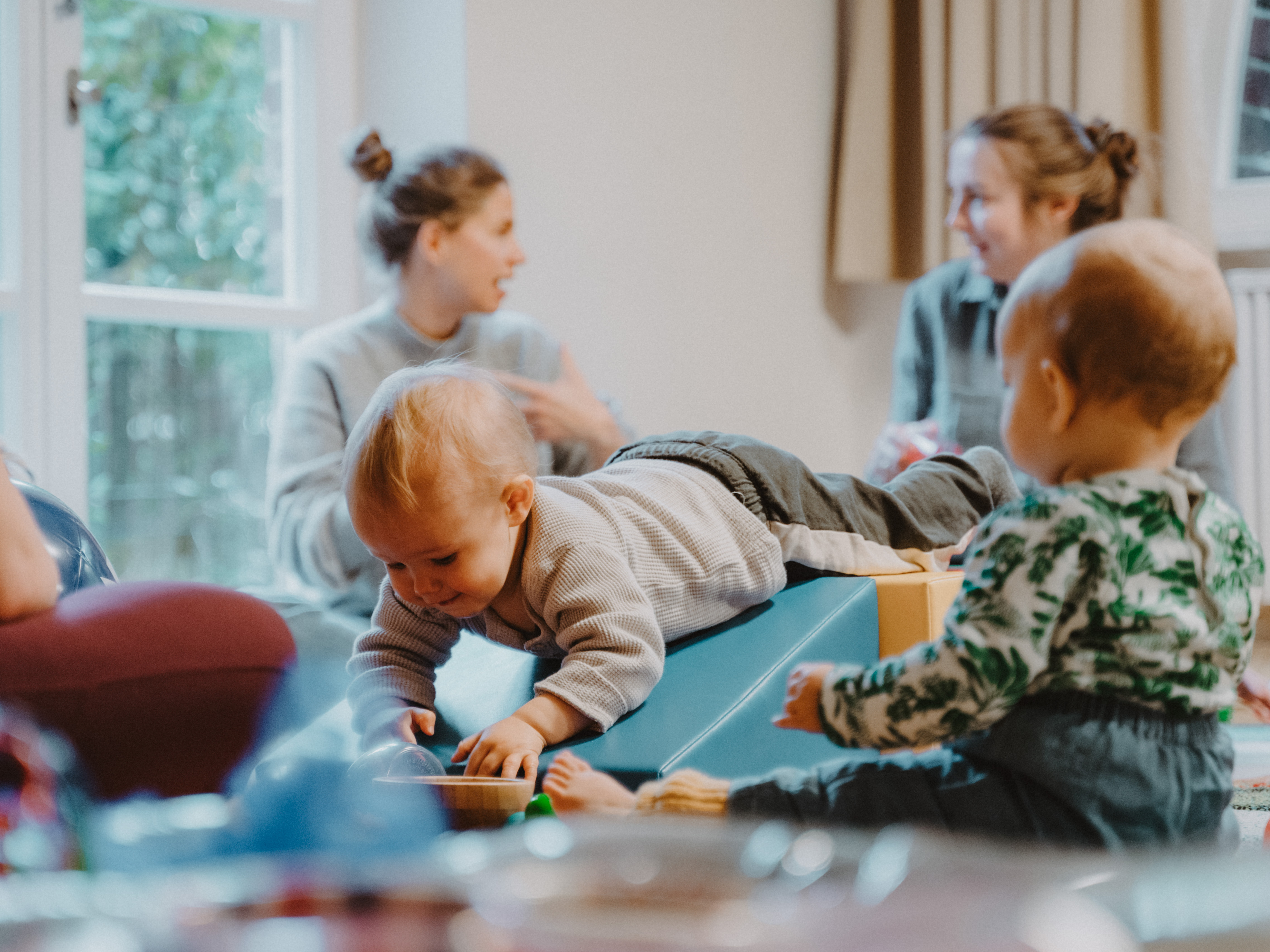Baby-Lounge – Babys spielen gemeinsam
