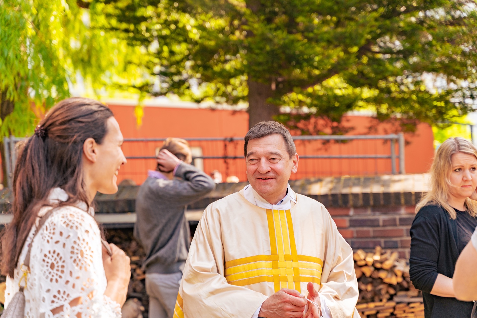 Priester im Gespräch im Kirchhof