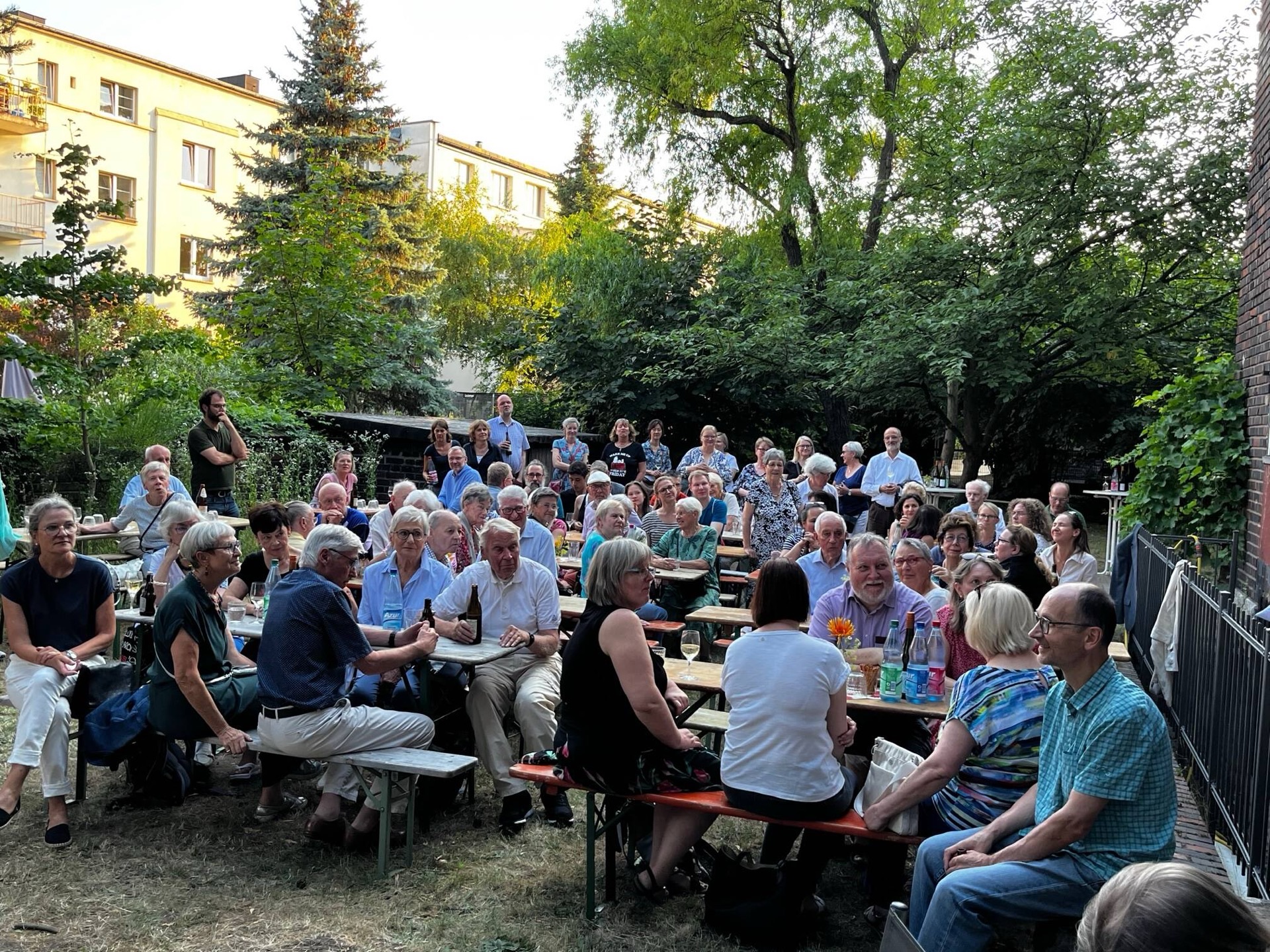 Große Gruppe bei Gartenfest im Innenhof