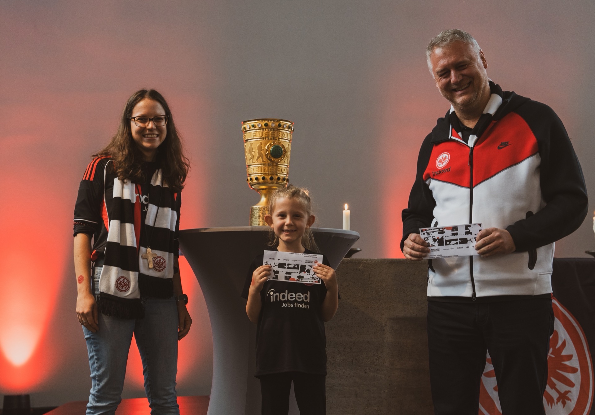 Familie mit Tickets neben DFB-Pokal
