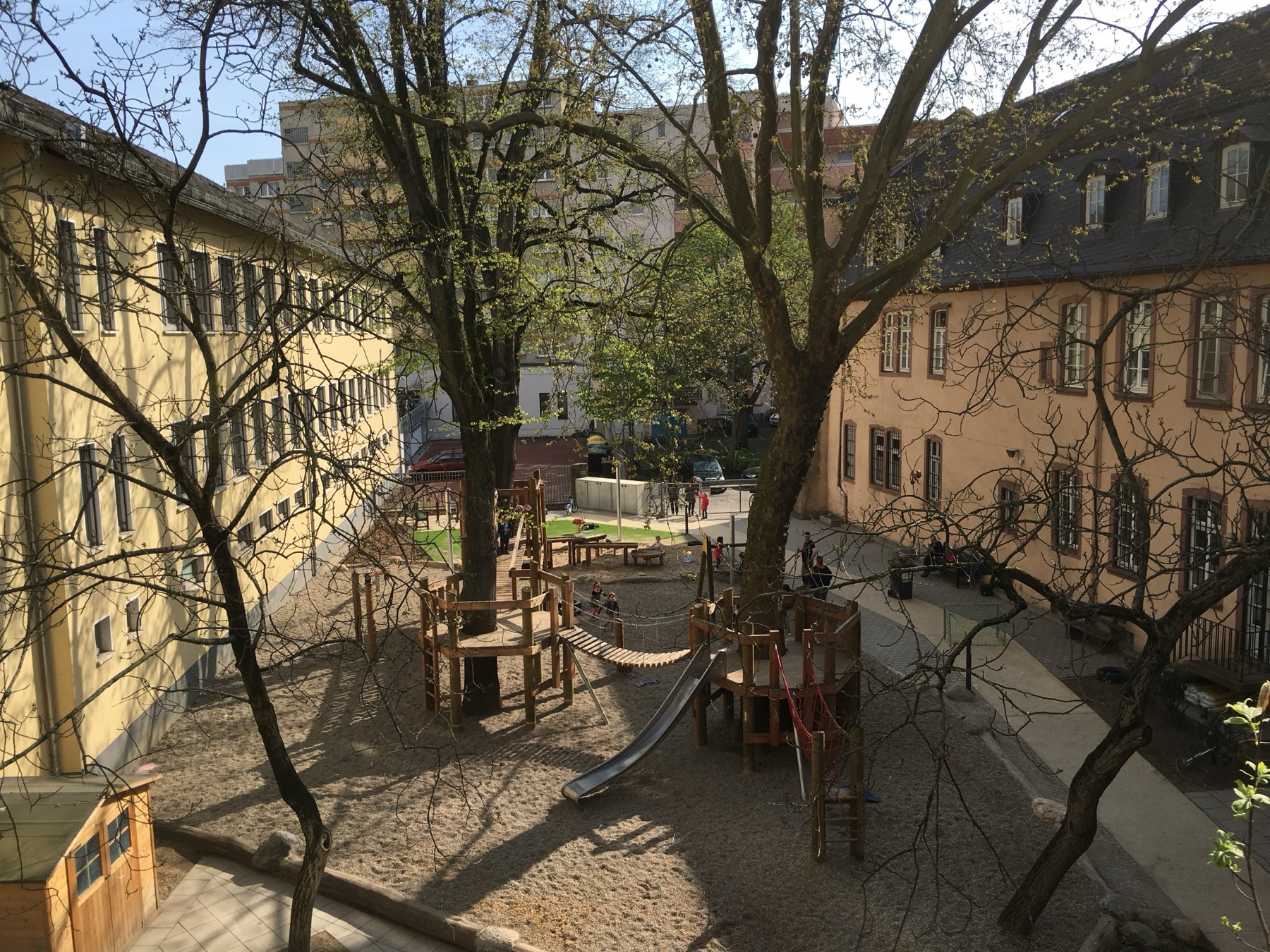 Spielhof der Kita Deutschorden zwischen den Kita-Gebäuden