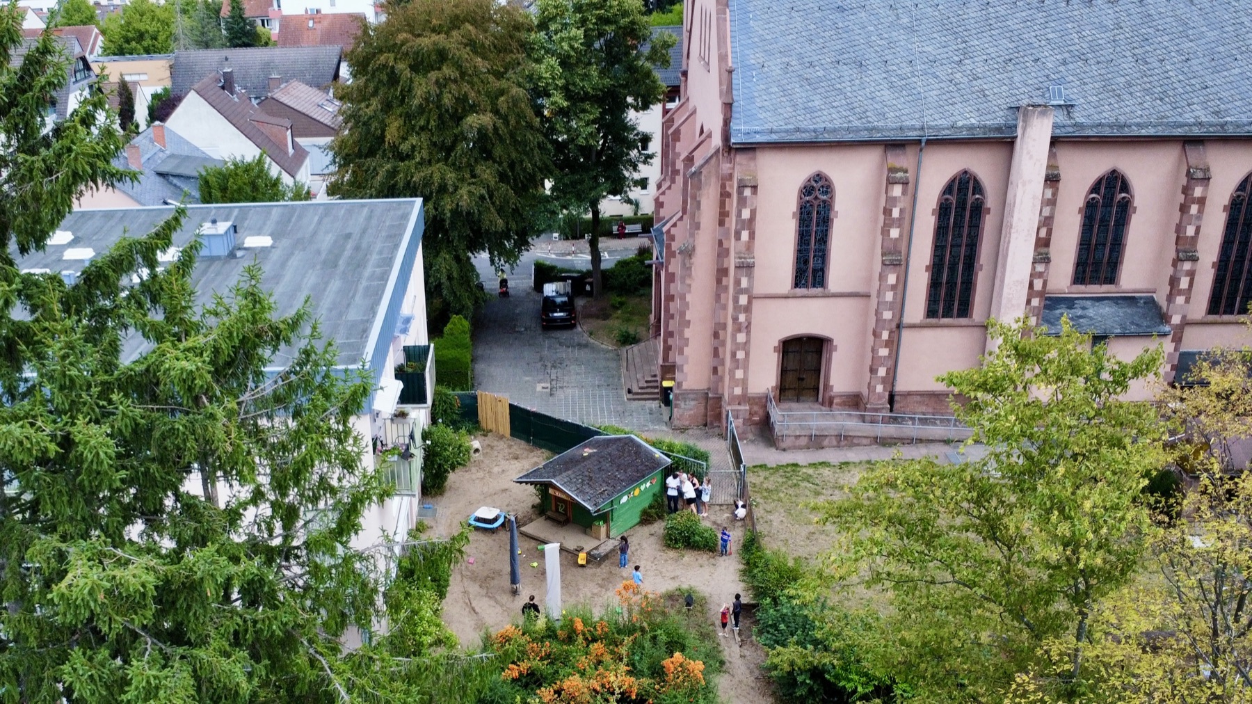 Luftaufnahme der Kita Herz Jesu mit Garten